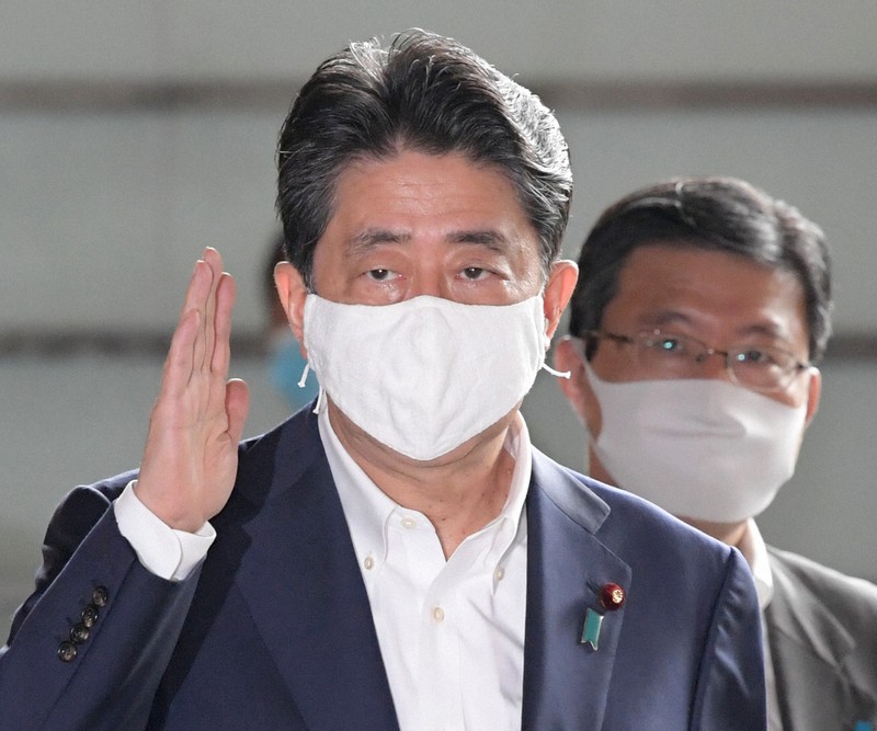 首相官邸に入る安倍晋三首相=東京都千代田区で2020年8月27日午前10時54分、竹内幹撮影