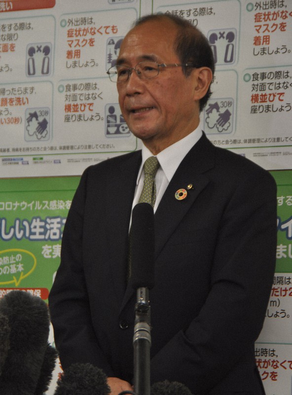 判決を受け、報道陣の取材に応じる京都市の門川大作市長=市役所で2020年8月27日午後3時3分、小田中大撮影