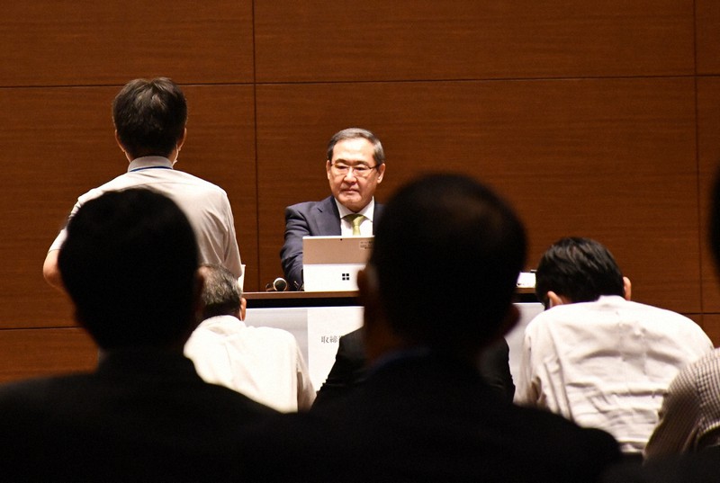 社内向けの中期経営計画説明会で社員の質問を聞く三井住友FGの太田純社長=東京都千代田区で2020年7月13日、山口敦雄撮影