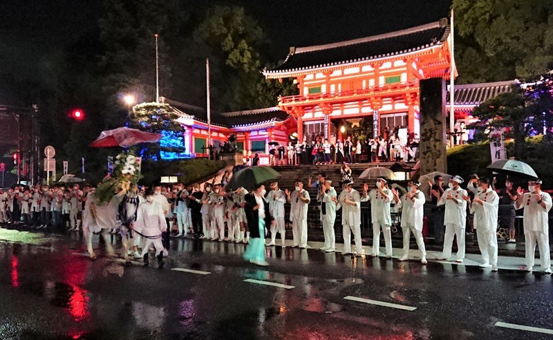 力強い「マワセィ!」の掛け声とともに、神様を乗せた白馬が祇園石段下の交差点を回り出した=京都市東山区で72020年月24日、澤木政輝撮影