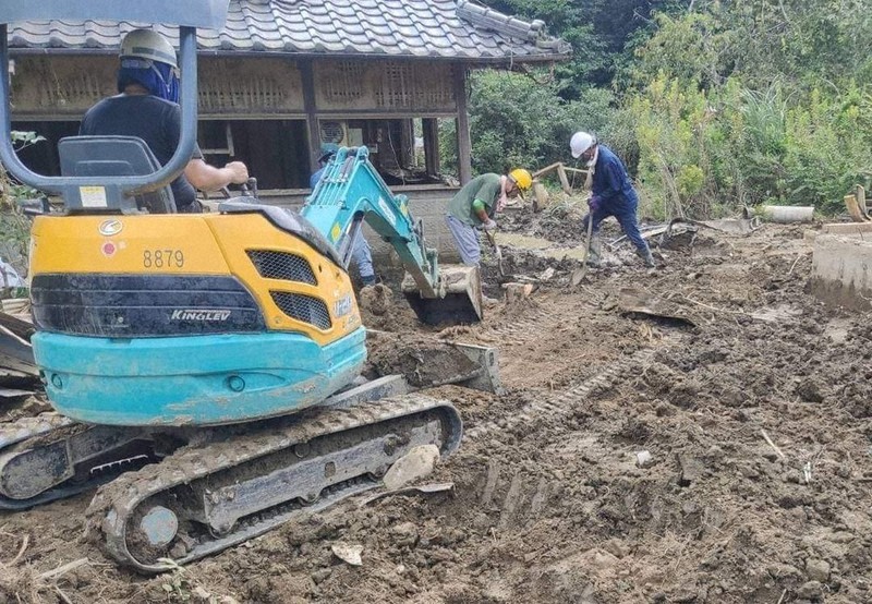 豪雨で被災した熊本県八代市坂本町地区で復旧作業にあたる「チーム球磨川」のメンバー=副業でみんながつながる熊本・球磨復興プロジェクト組織委員会提供