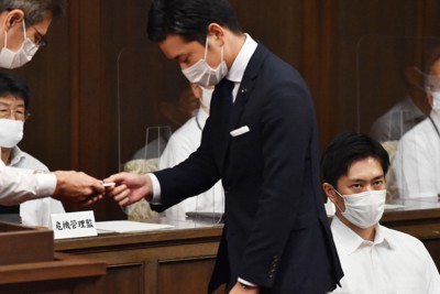 大阪都構想制度案の採決で賛成票を投じる自民党の原田亮・大阪府議（中央）。右は吉村洋文府知事＝大阪市中央区で2020年8月28日午後1時25分、加古信志撮影