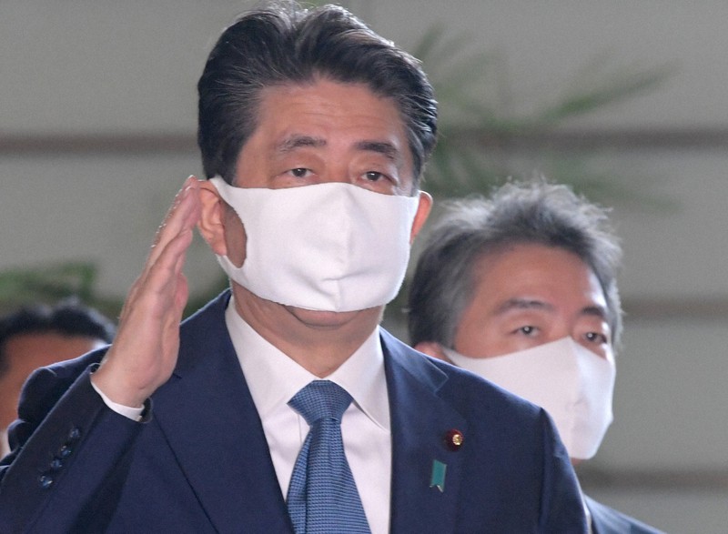 首相官邸に入る安倍晋三首相=東京都千代田区で2020年8月28日午前9時58分、竹内幹撮影