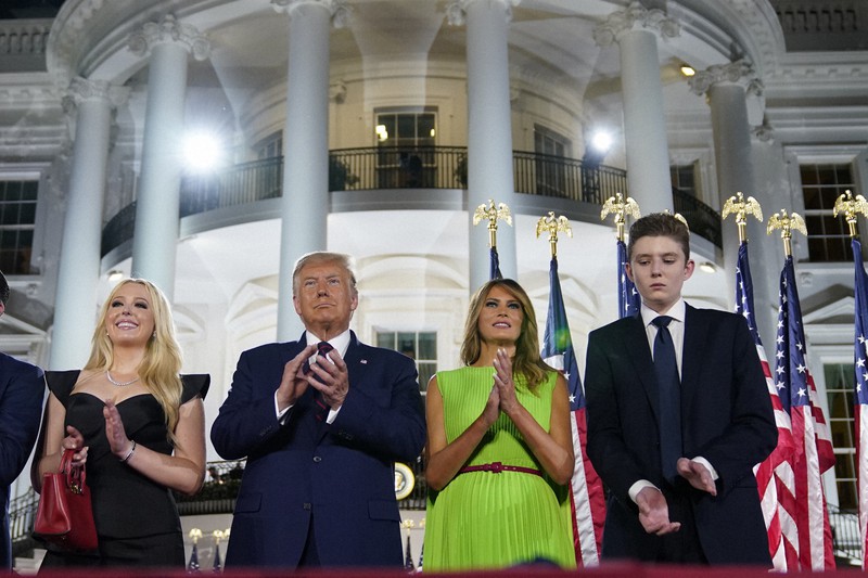 共和党全国大会に参列するトランプ大統領(右から3人目)ら=AP