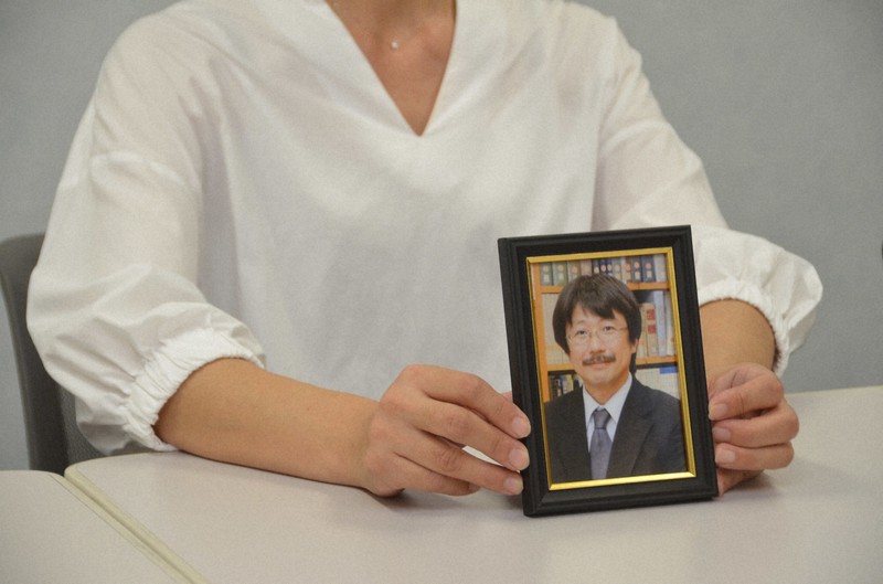 島和男さんの遺影を手に、記者会見した妻珠子さん=大阪市内で2020年8月28日午後4時10分、藤河匠撮影