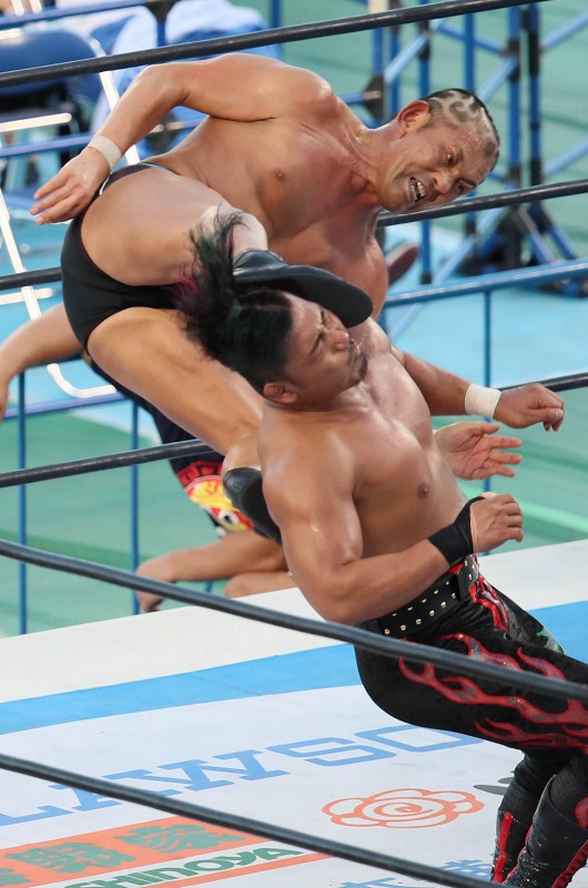 プロレス 新日本が神宮大会 ムタとニタの電流地雷爆破戦以来、21