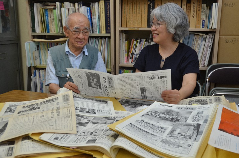 機関紙「被団協」を見ながらこれまでを振り返る吉田一人さん(左)と工藤雅子さん=東京都港区芝大門の日本被団協で2020年8月21日午後4時4分、椋田佳代撮影