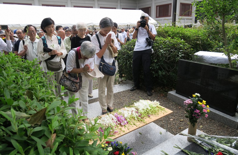 関東大震災の朝鮮人犠牲者の追悼式典で献花する参列者たち=東京都墨田区の横網町公園で2019年9月1日、後藤由耶撮影
