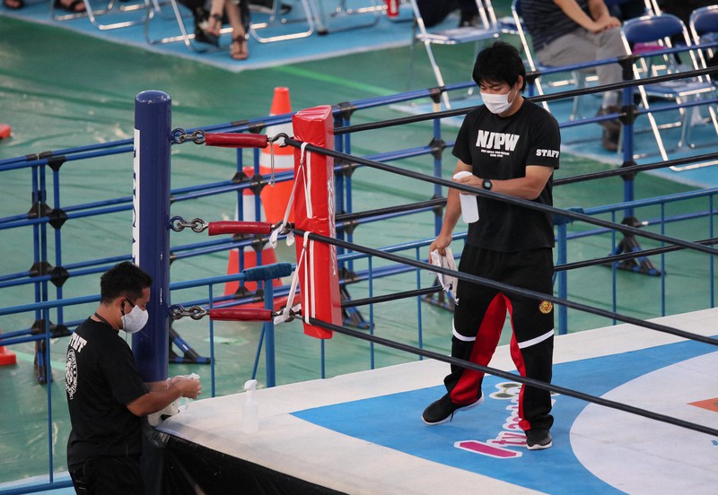 沈黙の中、燃える闘魂 新日プロレス、神宮球場で野外マッチ 感染