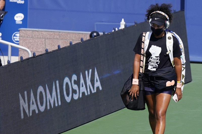 「ブラック・ライブズ・マター」と書かれたTシャツでウエスタン・アンド・サザン・オープン女子シングルスのコートに現れた大坂なおみ=ニューヨークで28日、AP