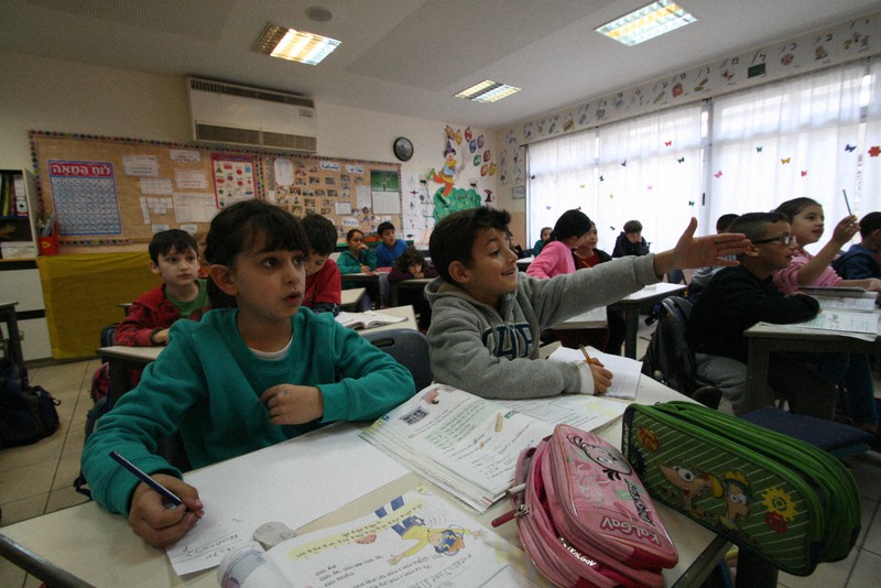 イスラエル、パレスチナ双方の子供が共に通う公立校はほとんどないが、この私立校「ハンド・イン・ハンド」では互いに机を並べ、時間を共有して共感を育む教育が目標とされている。共感は暴力行為を抑止するとのデータがある=エルサレム市内で2015年1月19日、大治朋子撮影