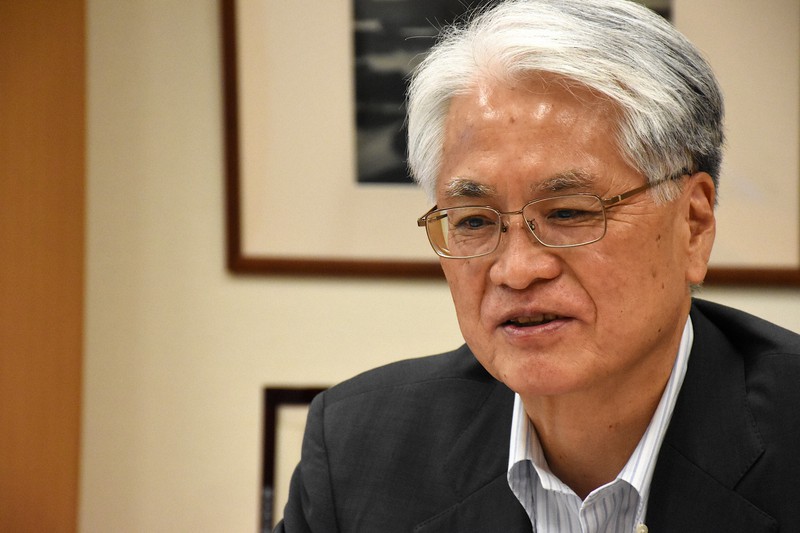 富田茂之氏=須藤孝撮影