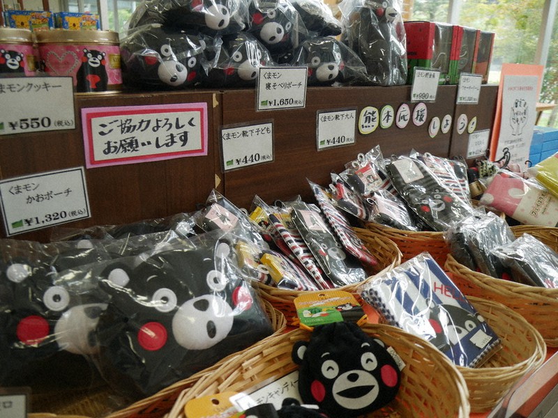豪雨災害の被災地支援のために販売されているくまモングッズ