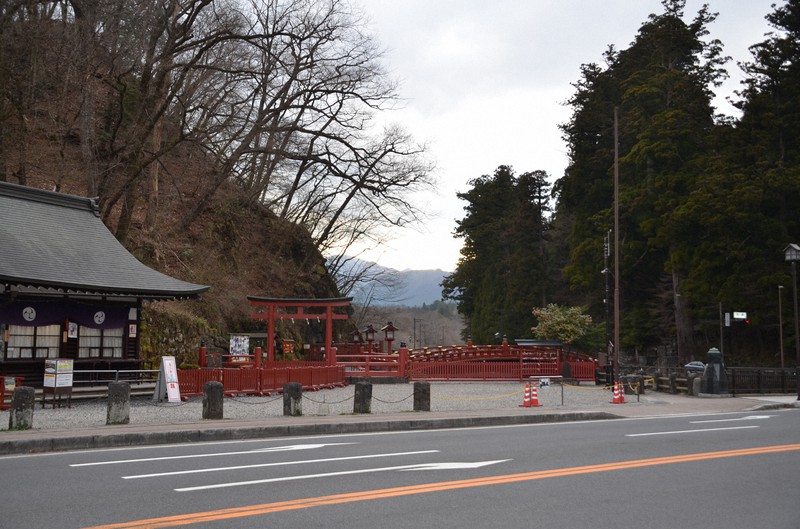 世界遺産「日光の社寺」の玄関でもある神橋だが、閑散としていた=日光市で2020年4月9日、渡辺佳奈子撮影