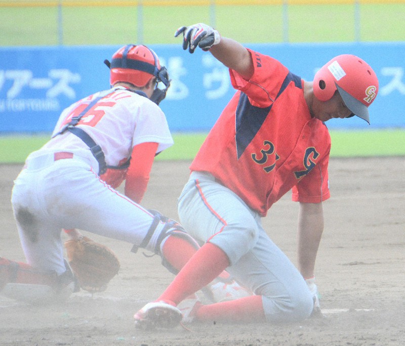 【ゴールデンリバース-秋田王冠ク】三回表ゴールデンリバース2死一、二塁、伊藤の中前適時打で大友が生還。捕手は佐々木将=秋田市のこまちスタジアムで、古川修司撮影