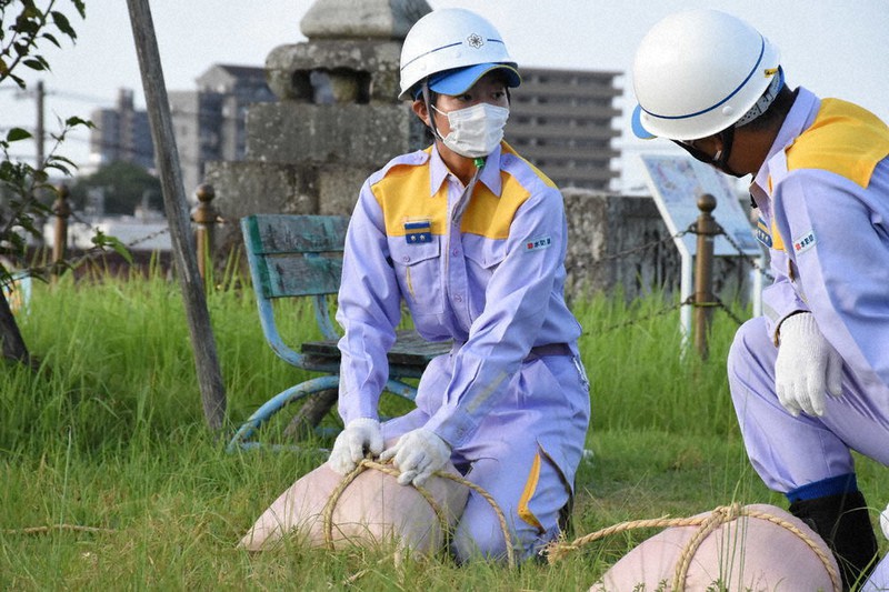 素早く土のうを作る訓練に励む森島千晴さん=岐阜市桜通6で