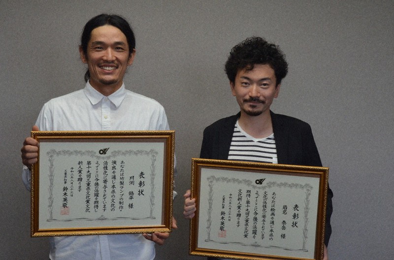 三重県文化賞文化新人賞の受賞を報告した川渕皓平さん(左)と岩名泰岳さん=三重県伊賀市役所で、大西康裕撮影