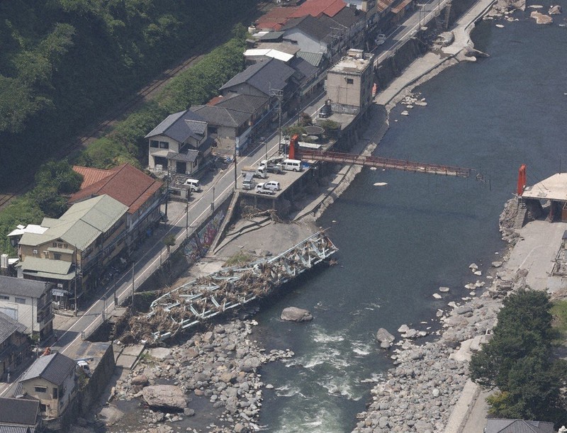 玖珠川の氾濫で鉄橋「新天瀬橋」(手前)やつり橋が流されるなど甚大な被害があった天ケ瀬温泉=大分県日田市で2020年8月4日午前11時15分、本社ヘリから