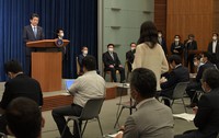 記者会見で辞任を表明し、記者から質問を受ける安倍晋三首相（奥左端）＝首相官邸で2020年8月28日午後、竹内幹撮影