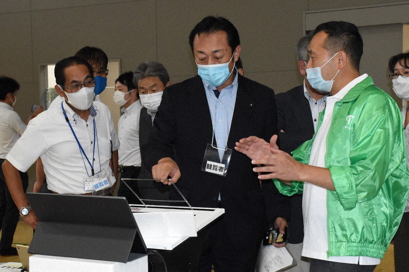 緊急連絡などに使える非接触型のタッチパネルを体験する参加者=青森県今別町大川平のいまべつ総合体育館で