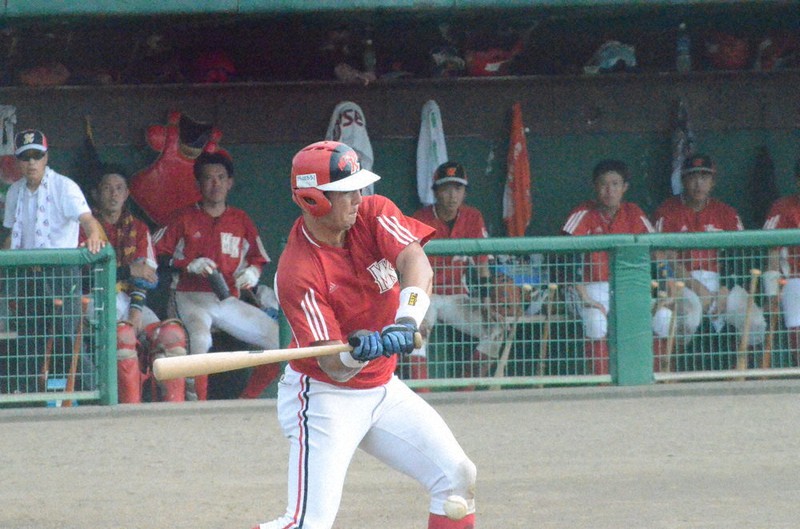 【水沢駒形野球俱楽部ー久慈クラブ】四回表水沢駒形野球俱楽部、無死満塁で本郷が左適時打を放つ=岩手県奥州市の江刺球場で、有田浩子撮影