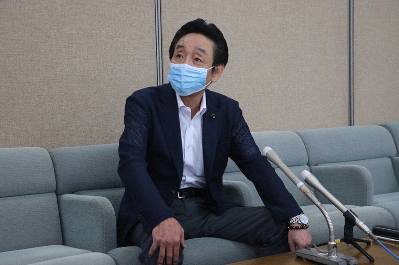 自民党総裁選での党員投票の実施要請について報道陣に説明する党県連の土井隆典幹事長=横浜市中区の県庁で