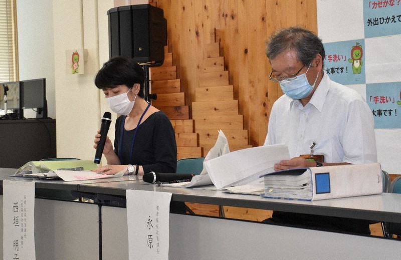 分厚いファイルを持参して記者会見に望む長野県の担当者=県庁で2020年8月28日午後1時33分、島袋太輔撮影
