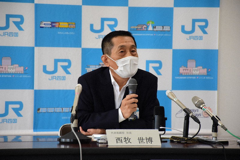 会見で運賃の値上げなどについて説明する西牧世博社長=高松市浜ノ町のJR四国本社で2020年8月31日午前11時22分、潟見雄大撮影