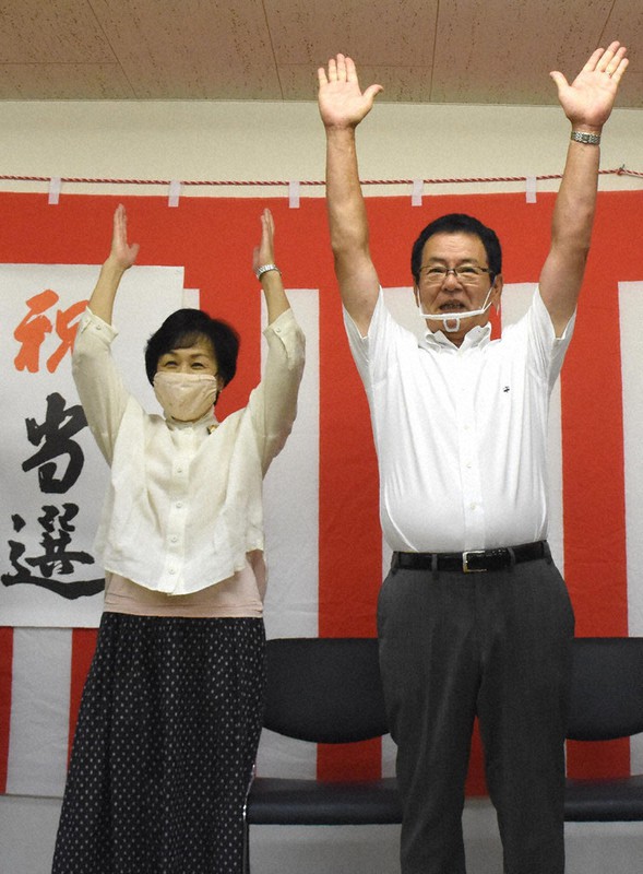 再選を果たし万歳する河野忠康氏=愛媛県久万高原町で2020年8月30日午後10時2分、中川祐一撮影