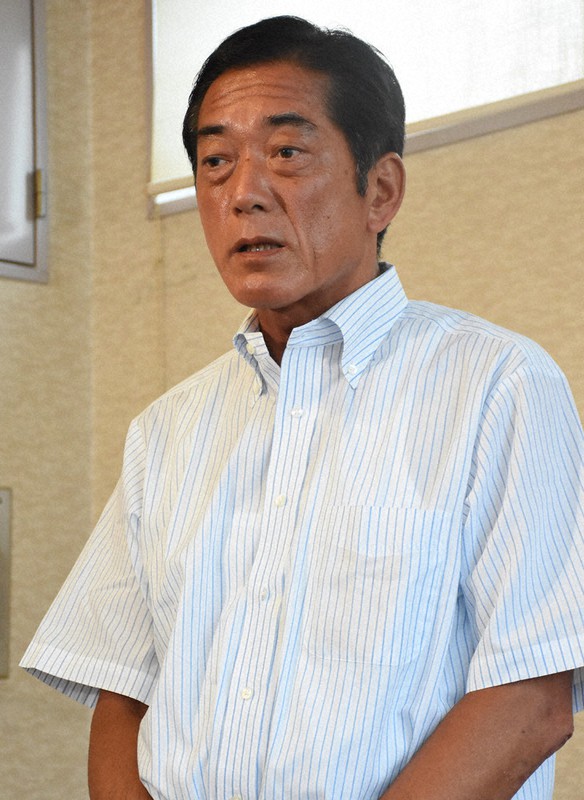 安倍晋三首相辞任について報道陣の質問に応じる中村時広知事=愛媛県大洲市で、中川祐一撮影