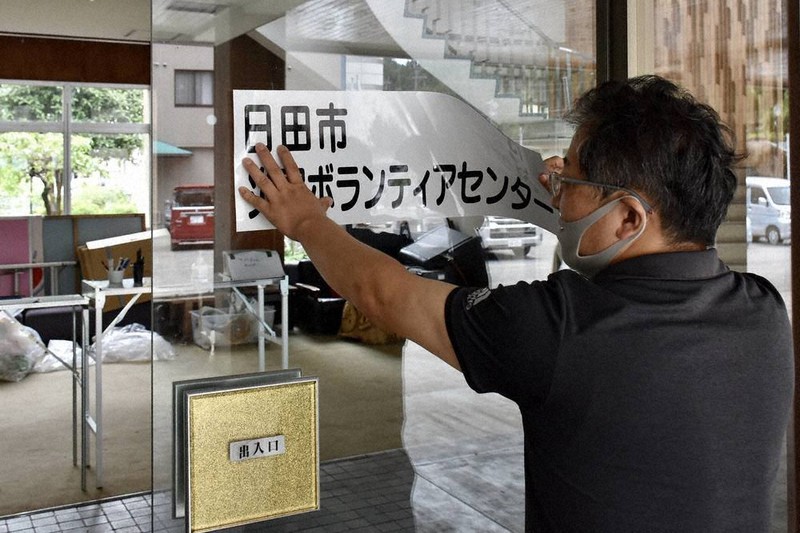 ボランティアセンターの撤収作業をする市社協職員