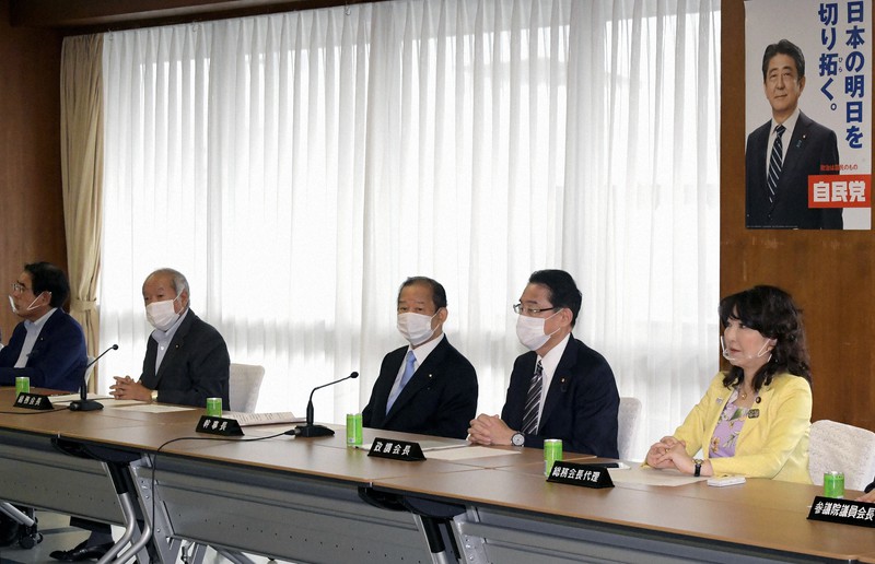 自民党総務会に臨む二階俊博幹事長(中央)、岸田文雄政調会長(右から2人目)、鈴木俊一総務会長(同4人目)ら=東京都千代田区の同党本部で2020年9月1日午前11時4分、竹内幹撮影