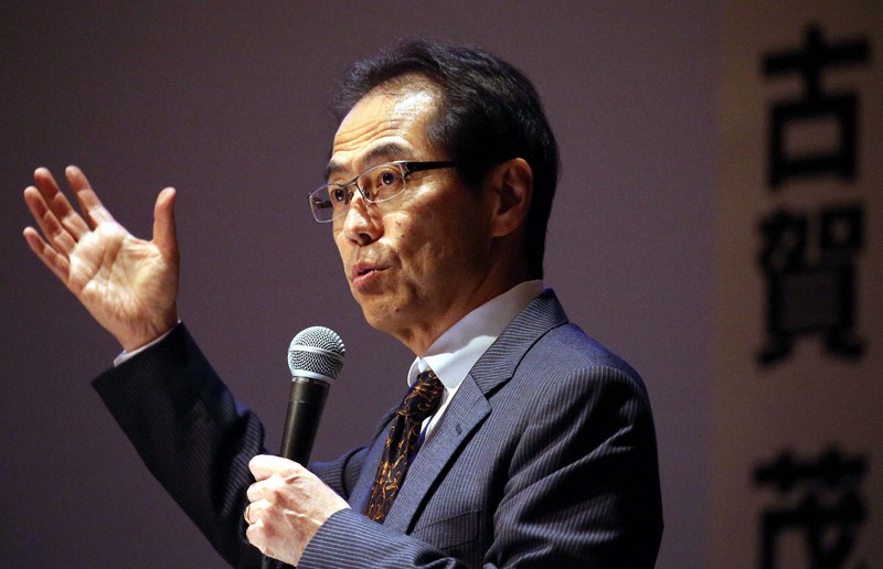 「大阪の未来と日本の未来」をテーマに講演する古賀茂明さん=大阪市北区の帝国ホテル大阪で2015年5月18日、幾島健太郎撮影