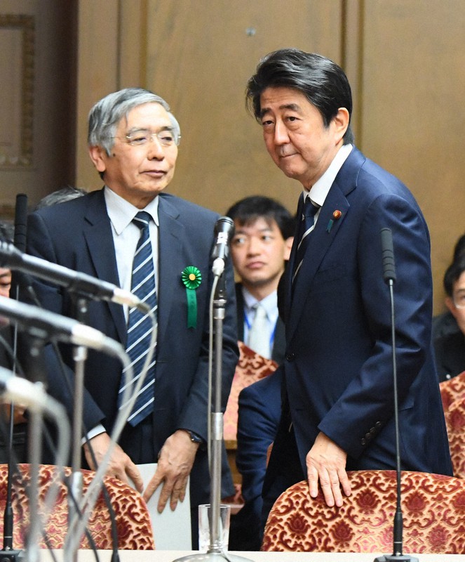 参院財政金融委員会を終えて委員会室を後にする安倍晋三首相(右)と日銀の黒田東彦総裁=国会内で2018年3月28日、川田雅浩撮影