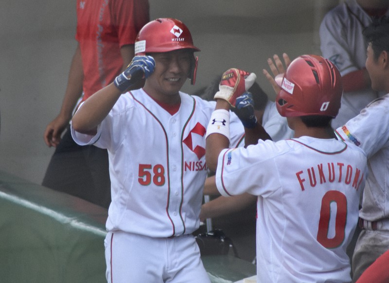 都市対抗近畿2次予選【カナフレックス-日本生命】九回裏1死二、三塁、代打で同点の二ゴロを放ち、喜ぶ高橋英嗣(左)=京都市のわかさスタジアム京都で2020年9月1日午後4時25分、安田光高撮影