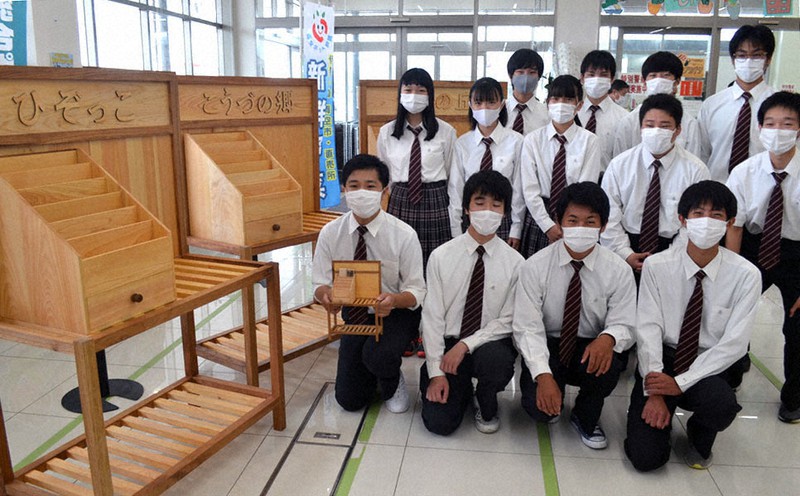 伊賀白鳳高の工芸部員と完成したラック3台=三重県伊賀市のとれたて市ひぞっこで、大西康裕撮影