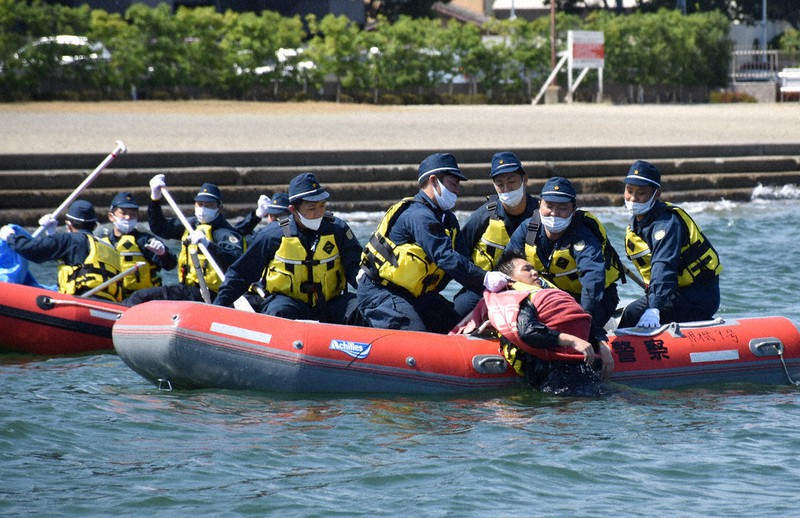 水に流された人を救助する訓練に取り組む隊員ら=高松市浜ノ町の大的場海岸で=高松市浜ノ町の大的場海岸で、喜田奈那撮影