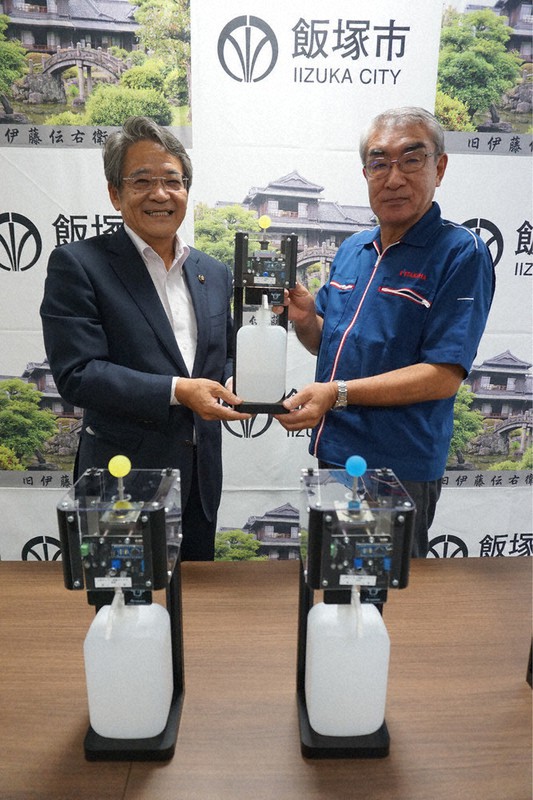 装置を寄贈したタカハ機工の大久保社長(右)と片峯市長