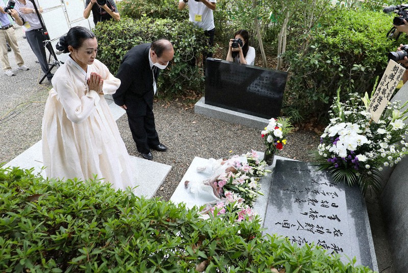 関東大震災の朝鮮人犠牲者追悼式典で献花し手を合わせる人たち=東京都墨田区で2020年9月1日午後0時34分、吉田航太撮影