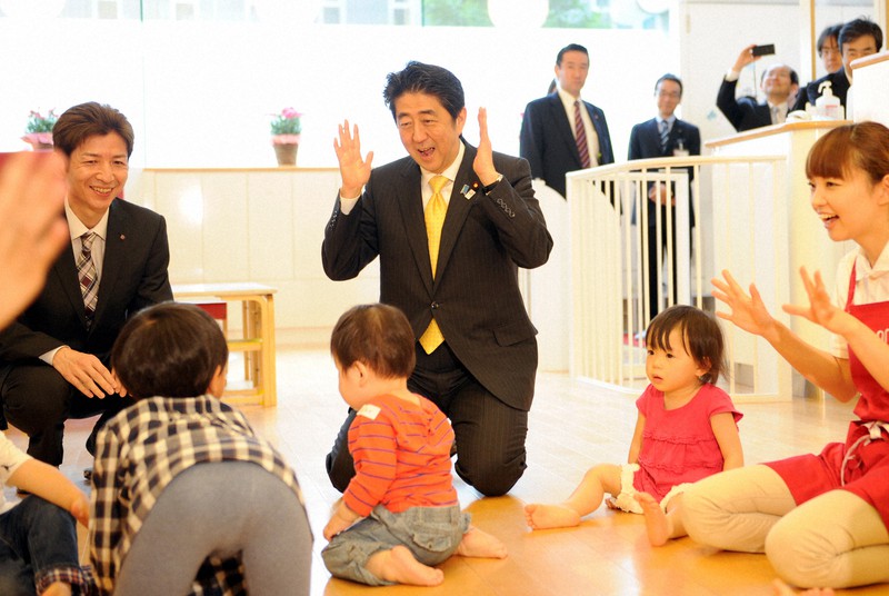 保育所で子供たちとふれあう安倍晋三首相(中央)=東京都港区のカンガルーム汐留で2013年5月16日午前10時39分、竹内幹撮影