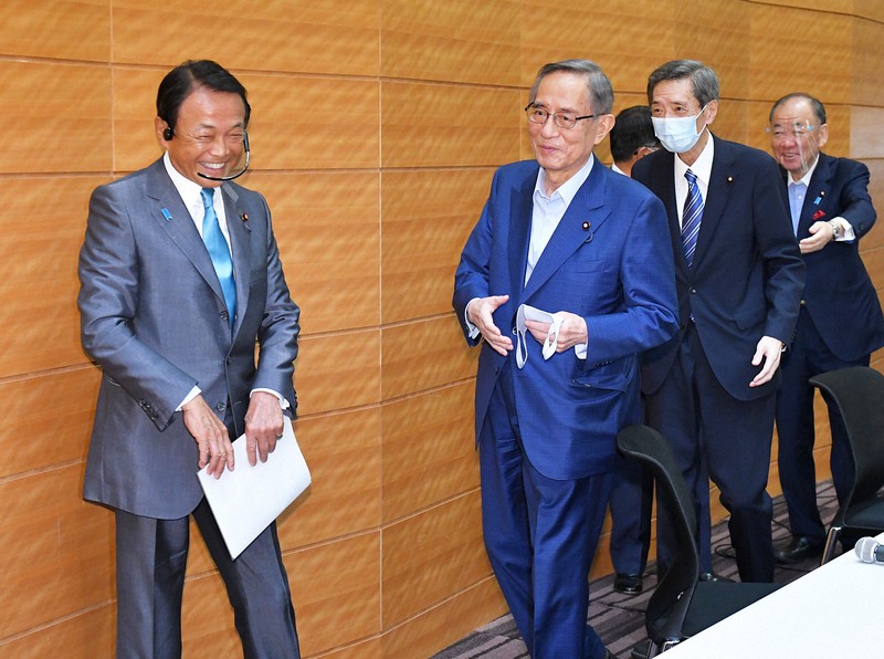 自民党総裁選に立候補した菅義偉官房長官への支持を表明し、笑顔で退席する(左から)麻生太郎副総理兼財務相、細田博之元官房長官、竹下亘元総務会長=衆院第1議員会館で2020年9月2日午後6時15分、手塚耕一郎撮影