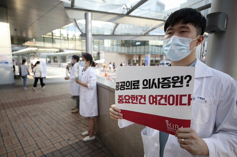 病院前で政府に対する抗議の意思を示す若い医師=ソウルで8月26日、AP