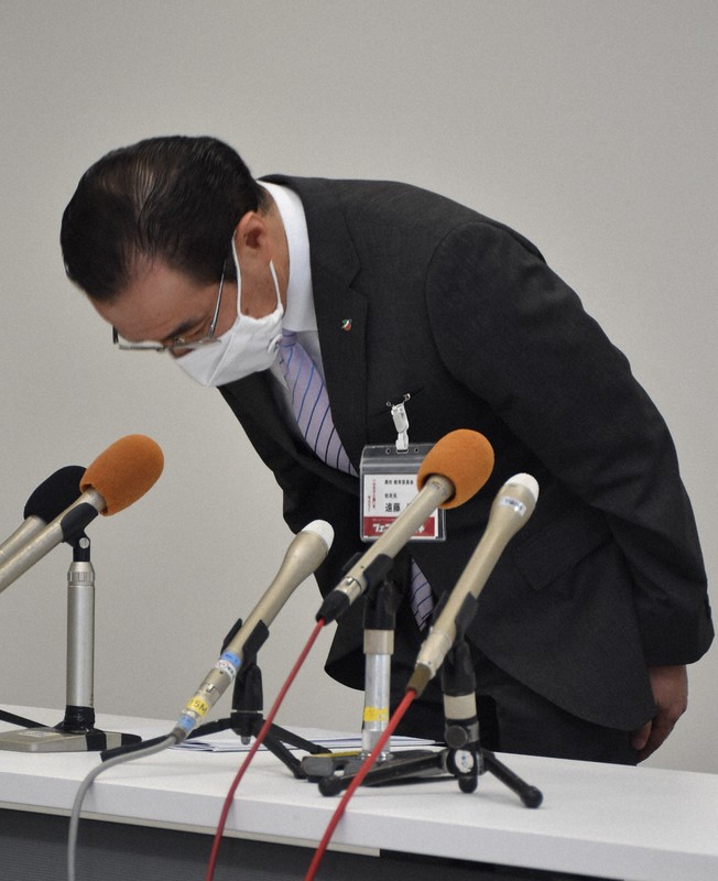 謝罪する遠藤浩教育長=新潟県燕市役所で2020年9月2日午後1時半、露木陽介撮影