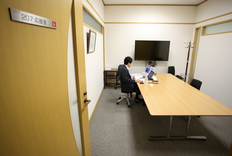新型コロナウイルス感染防止のため採用面接をオンラインで行う人事担当者=東京都新宿区の損害保険ジャパンで2020年6月1日午前9時半、丸山博撮影