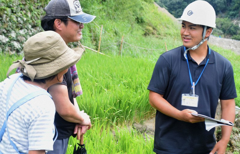 災害調査のため被災農家を訪ねる球磨村職員の地下克愛さん(右)=熊本県球磨村神瀬で2020年9月1日午後1時42分、浅野翔太郎撮影