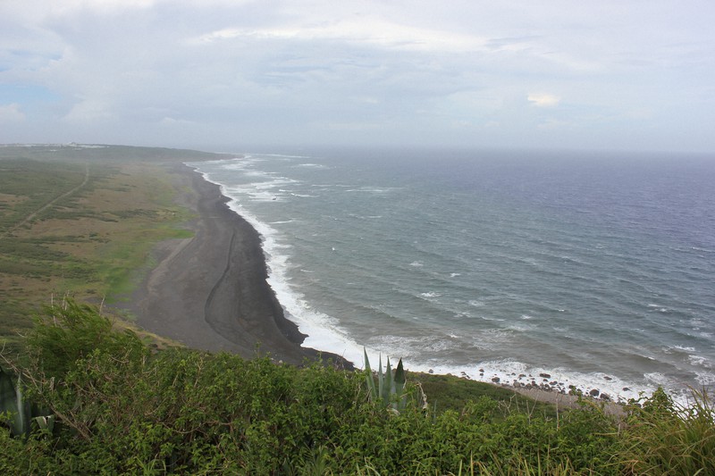 米軍が上陸した硫黄島(東京都小笠原村)の海岸=同島の摺鉢山で2012年7月15日、栗原俊雄撮影