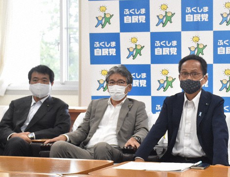 役員会後に取材に応じる自民党福島県連の渡辺義信幹事長(右端)=県庁で