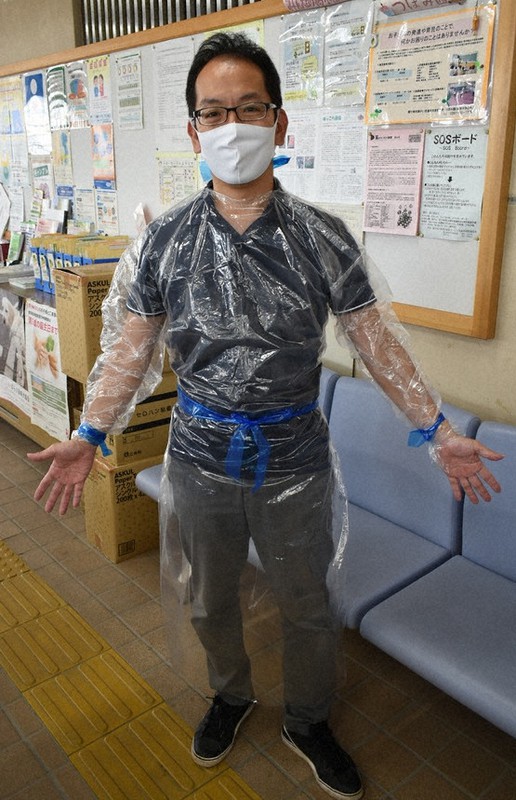 障害者就労支援施設の人々が開発した簡易型感染症防護服=茨城県龍ケ崎市役所で