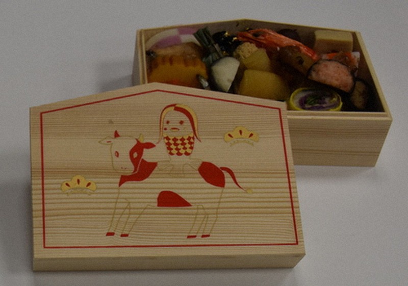 1人前ずつ小分けした高島屋の「双葉 絵馬型二客組」。ふたには妖怪「アマビエ」をあしらった=東京都中央区で2020年9月1日、町野幸撮影