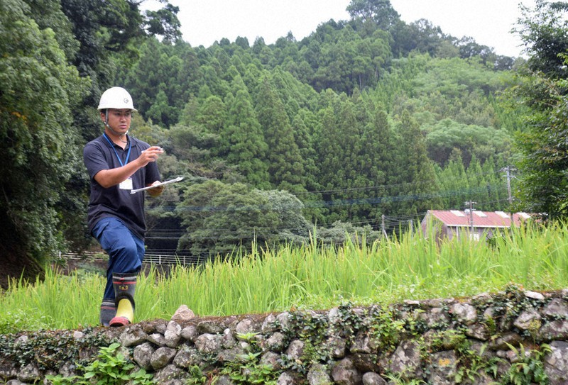 被災した農地の調査をする球磨村職員の地下克愛さん=熊本県球磨村神瀬で2020年9月1日、浅野翔太郎撮影